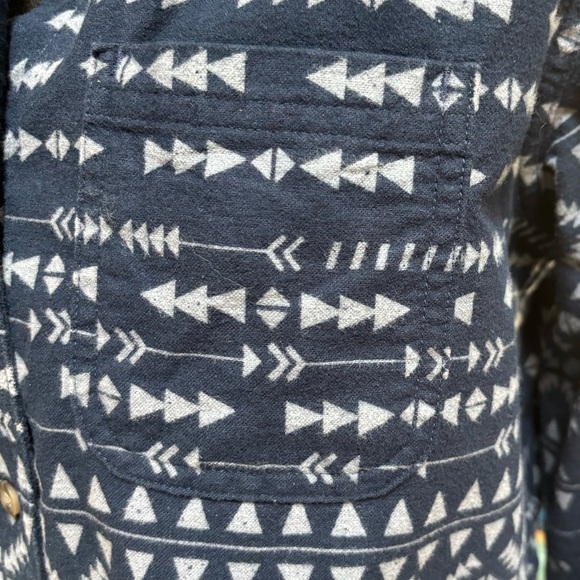 CABELAS WOMENS NAVY & WHITE BUTTON DOWN AZTEC DESIGN FLANNEL CASUAL SHIRT SZ L - Picture 8 of 11